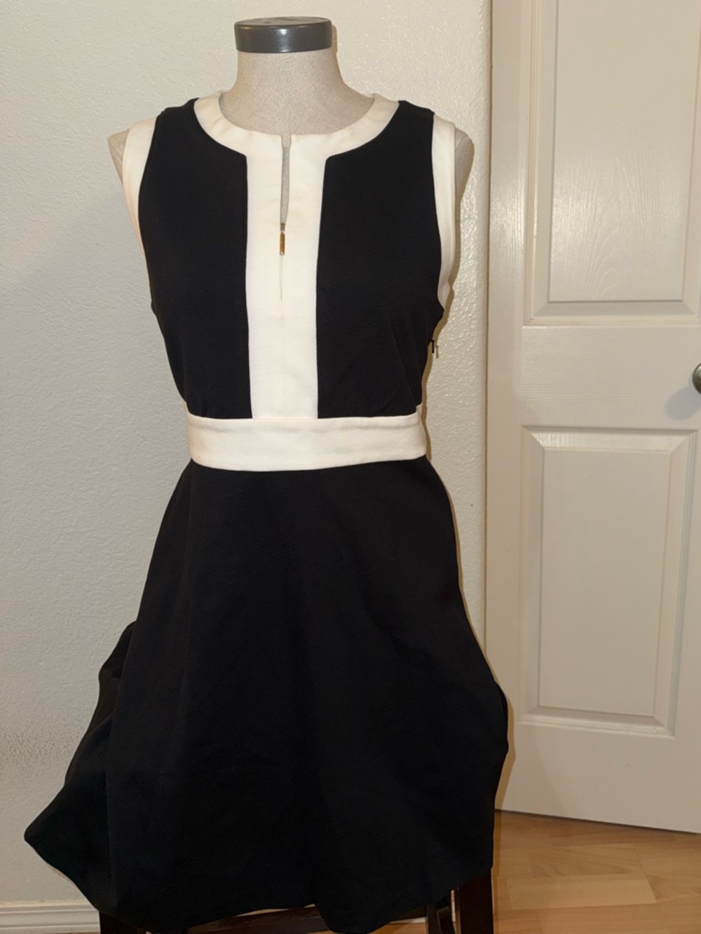 Kate Spade New York |
Contrast Panel Ponte Knit Dress